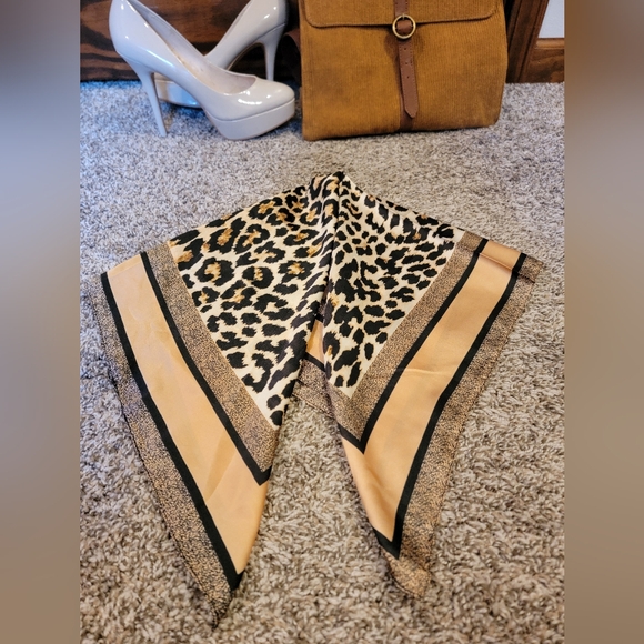 Leopard print scarf - Picture 2 of 10